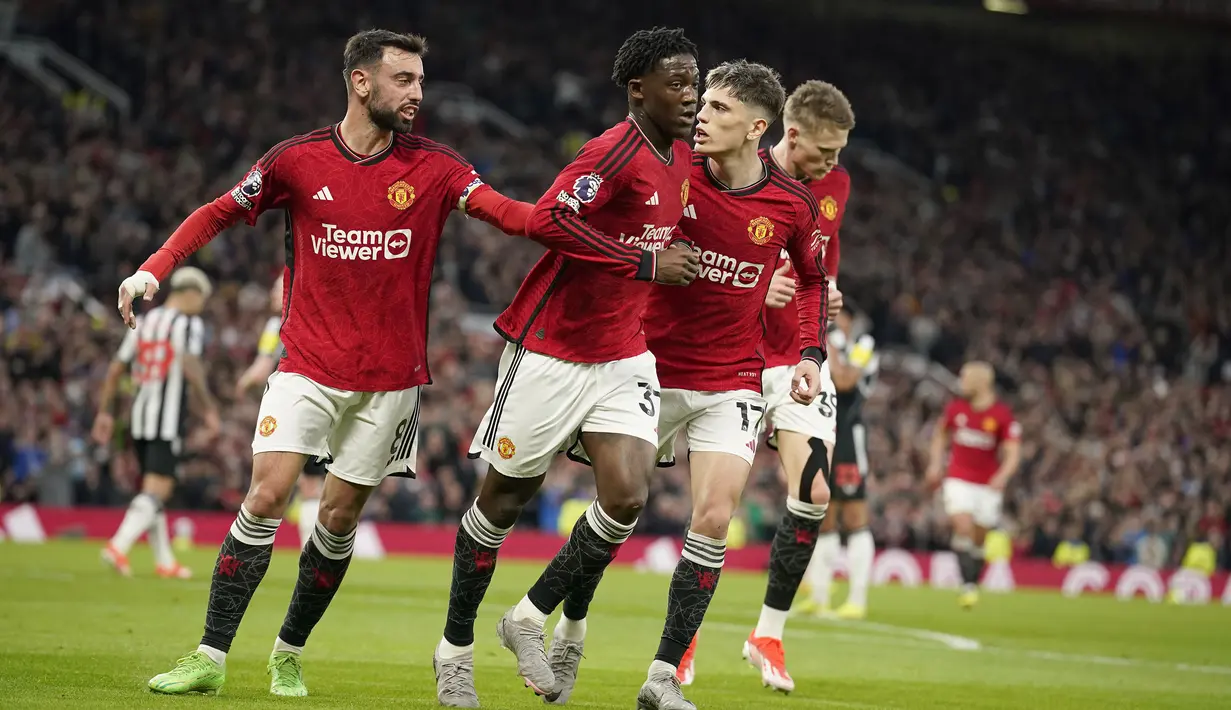 Setelah menjalani tiga laga terakhir tanpa kemenangan, Manchester United akhirnya kembali memetik tiga poin penuh usai menang 3-2 atas Newcastle United pada laga tunda pekan ke-34 di Old Trafford, Kamis (16/5/2024) dini hari WIB. Kemenangan yang diraih pada laga kandang terakhir musim ini ditentukan lewat gol-gol Kobbie Mainoo, Amad Diallo dan Rasmus Hojlund. Sementara Newcastle United hanya mampu membalas dua gol melalui Anthony Gordon dan Lewis Hall. Dengan koleksi 57 poin, MU menempati posisi ke-8 di bawah Newcastle United yang unggul selisih gol menjelang pekan penutup Liga Inggris musim ini. (AP Photo/Dave Thompson)