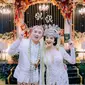 Dalam potret yang dibagikan, Hana dan Randy mengenakan pakaian pengantin sambil menunjukkan buku nikah. "08.09.2023,"tulis hanaaaast dalam unggahan 10 September. [Instagram/hanaaaast]