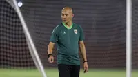 Pelatih Timnas Indonesia U-17, Kurniawan Dwi Yulianto, saat memimpin sesi latihan timnya di Stadion Gelora 10 November, Surabaya, Jawa Timur, Sabtu (18/4/2026) malam WIB. Tim Garuda Muda dijadwalkan akan bersua Timnas Vietnam U-17 pada laga terakhir Grup A Piala AFF U-17 2026 di 
Stadion Gelora Delta, Sidoarjo, Minggu (19/04/2026) malam WIB. (Bola.com/Muhammad Iqbal Ichsan)