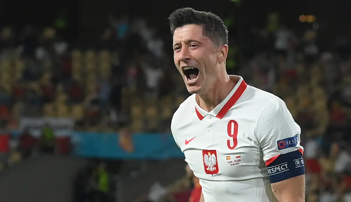 Robert Lewandowski. Striker Timnas Polandia berusia 33 tahun ini telah membuat 6 hattrick dari total 72 gol dalam 127 laga internasional. Hattrick pertamanya dibuat saat ia mencetak 4 gol ke gawang Gibraltar pada kualifikasi Piala Eropa, 7 September 2014 yang berkesudahan 7-0. (AFP/Pool/David Ramos)