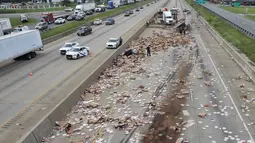 Kondisi Jalan Raya Arkansas, AS, yang dipenuhi pizza beku akibat sebuah truk terbalik, 9 Agustus 2017. Sebagian akses jalan pun ditutup karena kendaraan tidak dapat melintas dan terjebak dari jalur tersebut. (Arkansas Department of Transportation via AP)