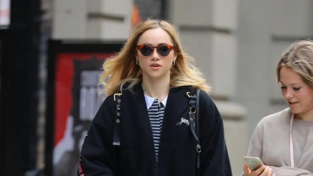 Suki Waterhouse tak sadar dirinya memamerkan bokong mulusnya. (via. The Sun)