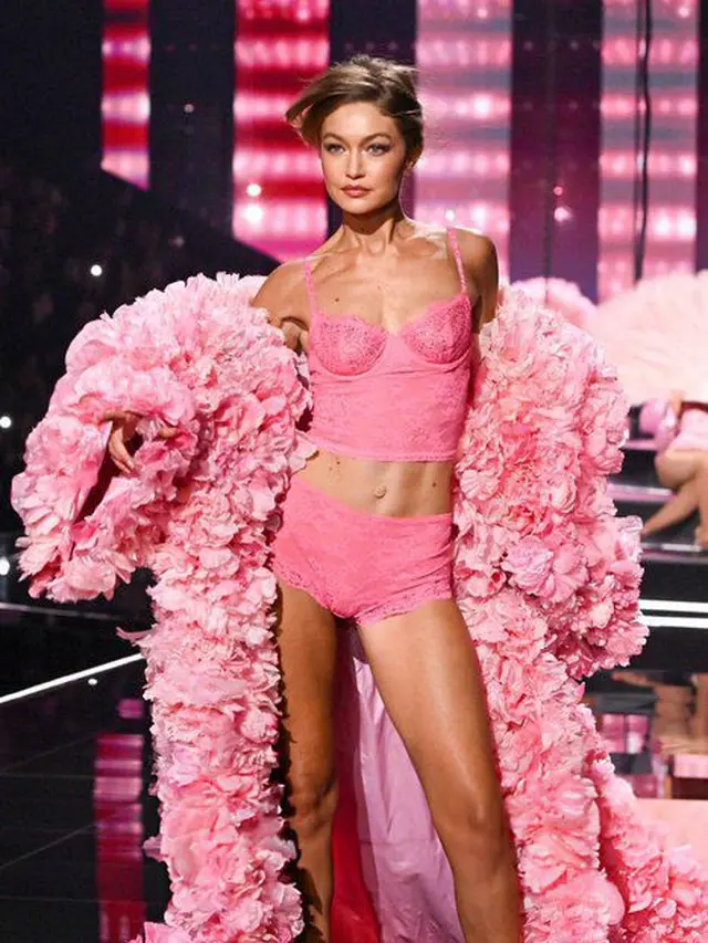 Supermodel Sejati, Gaya Gigi Hadid Tampil dengan 2 Look Bold dan Sayap Ikonis di Victoria’s Secret Fashion Show 2025