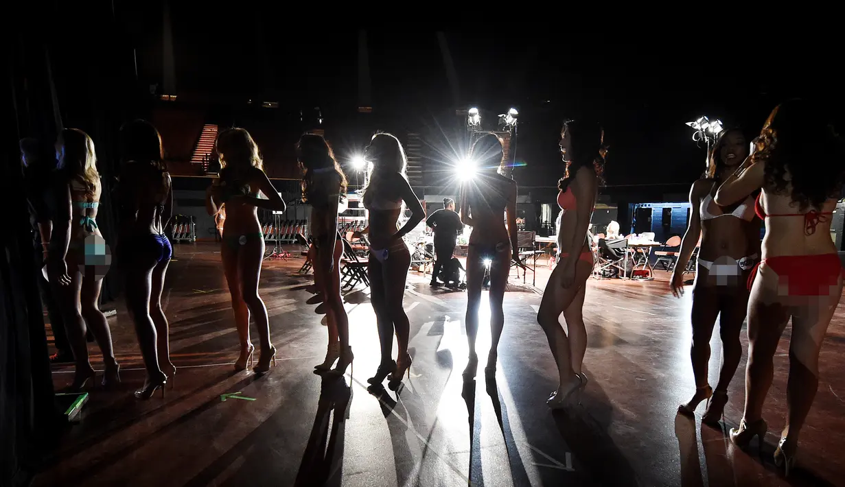 Para peserta cheerleaders bersiap untuk bersaing mengikuti audisi cheerleaders Los Angeles Rams di Los Angeles (17/4). Sekitar 500 wanita seksi dan cantik bersaing untuk menjadi cheerleaders tim football Los Angeles Rams. (AFP PHOTO/Mark Ralston)