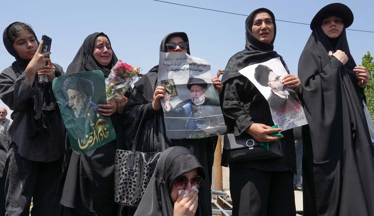 Puluhan ribu orang mengenakan pakaian serba hitam di Kota Tabriz dan Qom. (Foto: AFP)