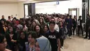 Fans BLACKPINK memasuki area acara Meet Lisa from BLACKPINK di Kota Kasablanka, Jakarta, Kamis (9/8). Ini merupakan pertama kalinya Lisa BLACKPINK datang ke Indonesia. (Liputan6.com/Herman Zakharia)
