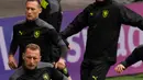 Bek Republik Ceko Vladimir Coufal (kiri) dan rekan satu timnya melakukan pemanasan saat mengikuti sesi latihan di Stadion Wembley di London (21/6/2021). Ceko dan Inggris sebenarnya hanya membutuhkan hasil imbang saat bertemu di laga terakhir Grup D Euro 2020. (AFP/Pool/Matt Dunham)