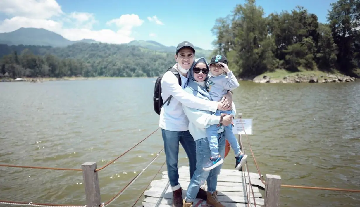 Hingga belasan tahun membina rumah tangga, rumah tangga Rionaldo dan Aureli jauh dari gosip miring. Bahkan, melihat di akun instagramnya, keduanya membina rumah tangga harmonis dan mesra. [Instagram/rio.stokhorst]