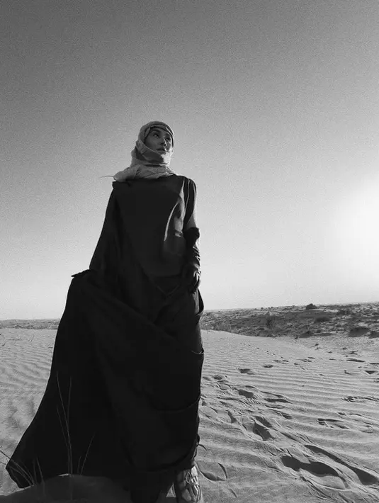 Dengan busana yang lebih tertutup, Agnez Mo hadirkan gaya desert chic di tengah hamparan padang pasir [@agnezmo]