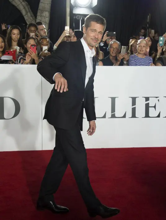 Hadir dalam ajang Golden Globe Awards 2017 kemarin (8/1), Brad Pitt tampil dengan ketampanannya dan menghadirkan senyuman bahagia untuk semua pihak yang menyaksikannya saat itu. (AFP/Bintang.com)