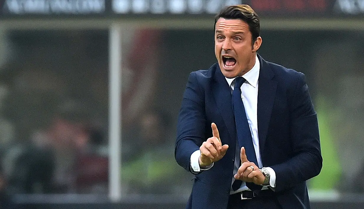 Pelatih Pescara, Massimo Oddo  berteriak memberikan instruksi kepada pemainnya saat melawan AC Milan pada laga Serie A Italia di San Siro Stadium, Milan (30/10/2016). (AFP/Giuseppe Cacace)