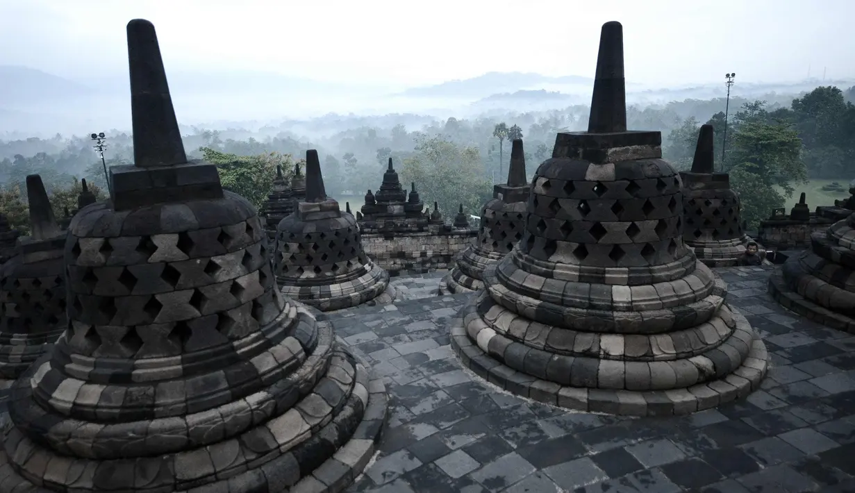 <p>Stupa-stupa Budha terlihat di candi Borobudur di Magelang, Jawa Tengah, Indonesia 10 Mei 2016. Menurut Kepala Balai Konservasi Borobudur Marsis Sutopo untuk mengajukan arsip sebagai Memory of the World tidak bisa tunggal. (AFP Photo/Goh Chai Hin)</p>