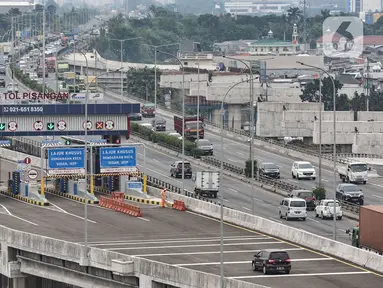 Kendaraan saat melintasi Gerbang Tol (GT) Pisangan, Jatinegara, Jakarta Timur, Senin (15/3/2021). PT CMNP mulai mengoperasikan GT Pisangan yang menghubungkan sisi barat ruas Tol Becakayu Seksi 1A dengan ruas Tol Ir Wiyoto Wiyono. (merdeka.com/Iqbal S. Nugroho)