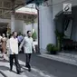 Presiden Joko Widodo bersama Sri Sultan Hamengkubuwono X berjalan di Keraton Yogyakarta, Jumat (28/9). Jokowi dan rombongan tiba di keraton sekira pukul 08.15 WIB. (Liputan6.com/HO/Biropers)