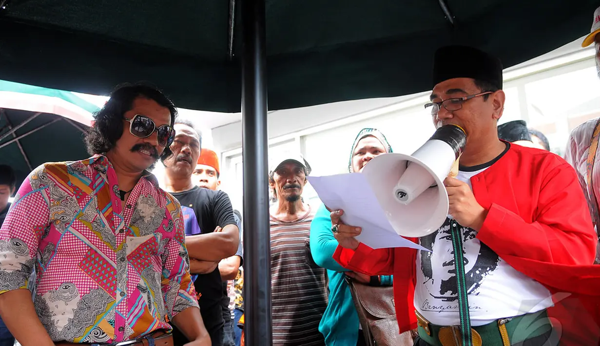 Ratusan Fans Benyamin Sueb menyerbu stasiun TV swasta, Jakarta, Selasa (24/06/2014) (Liputan6.com/Faisal R Syam)