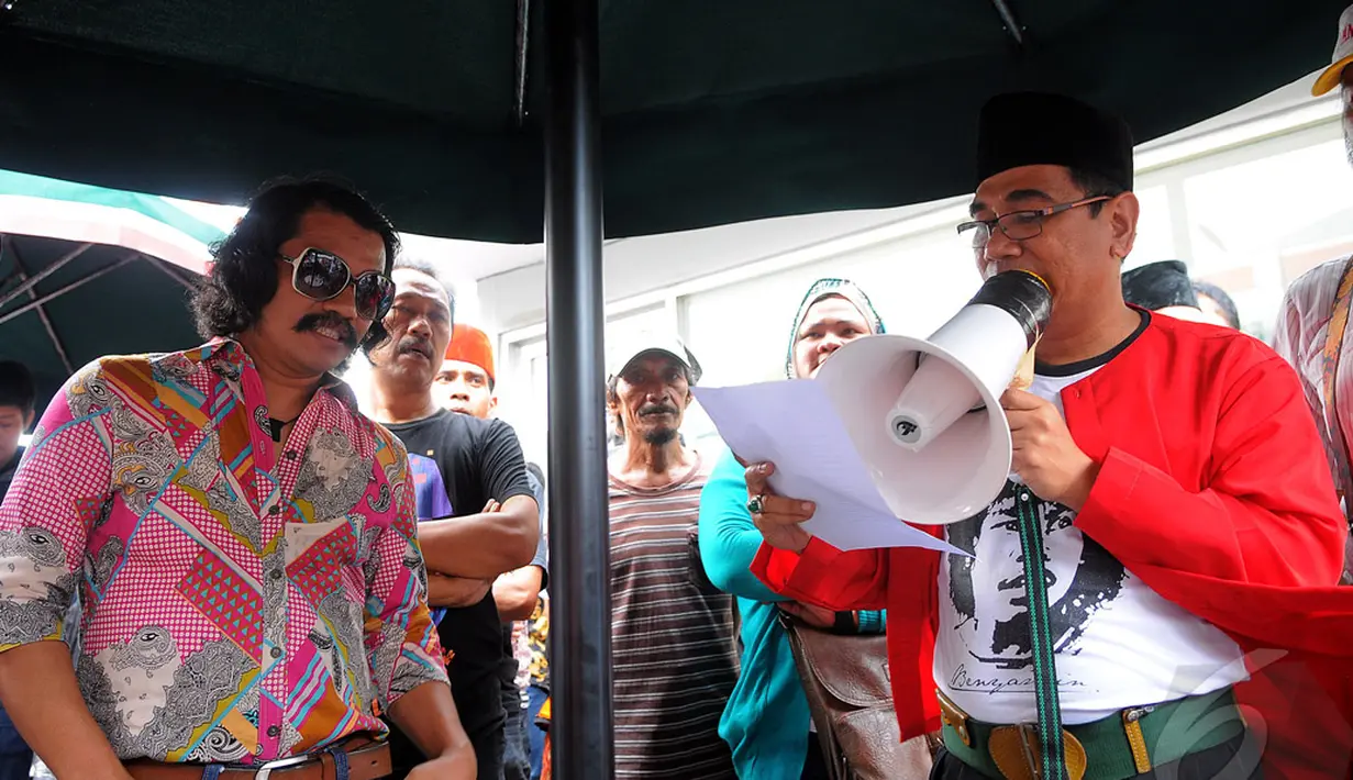 Ratusan Fans Benyamin Sueb menyerbu stasiun TV swasta, Jakarta, Selasa (24/06/2014) (Liputan6.com/Faisal R Syam)