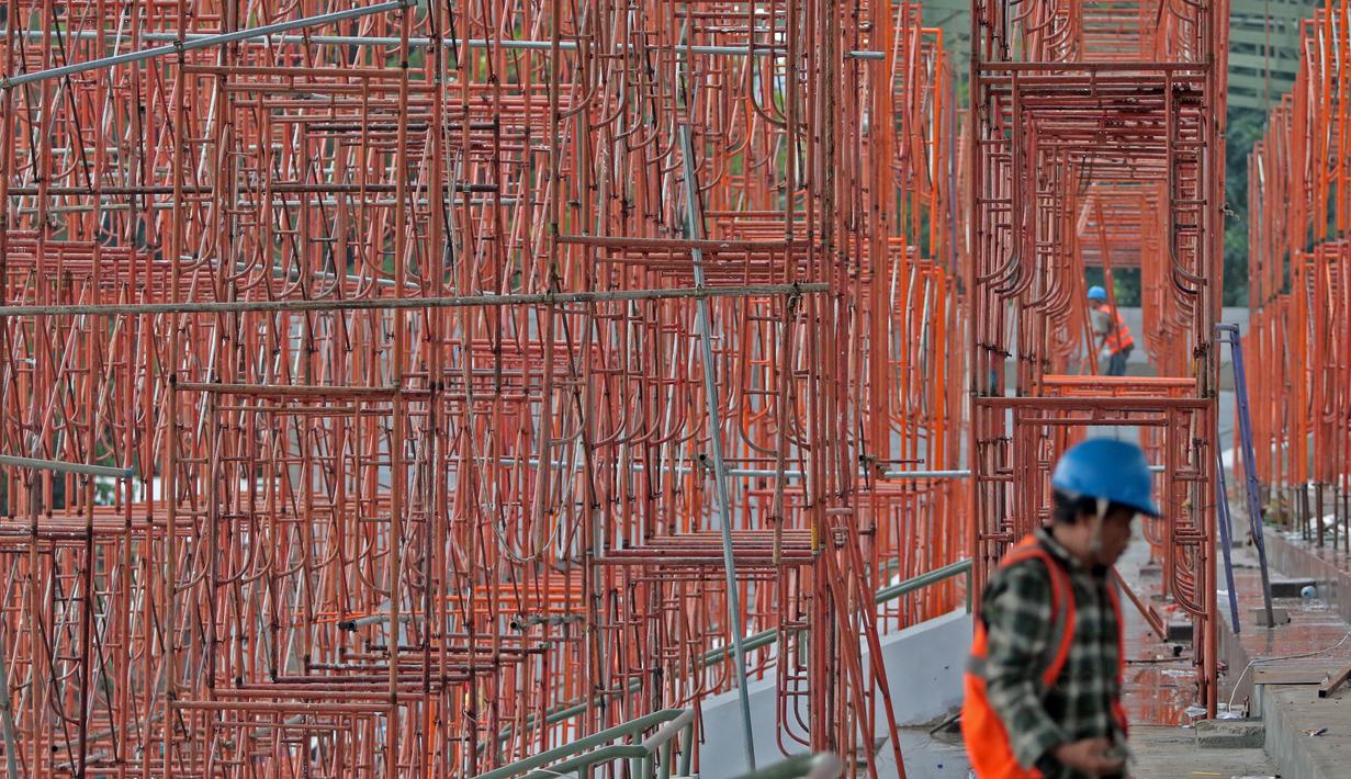 Rangka besi yang digunakan untuk renovasi venue Atletik Stadion Madya di Kawasan Senayan Sport Center, Jakarta (12/10/2017). Renovasi stadion tersebut untuk menyambut Asian Games 2018. (Bola.com/Nicklas Hanoatubun)