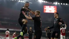 Striker Manchester City, Gabriel Jesus (kiri), melakukan selebrasi usai mencetak gol pertama timnya ke gawang Arsenal dalam laga perempatfinal Piala Liga Inggris Carabao Cup di Emirates Stadium, London, Selasa (22/12/2020). Manchester City menang 4-1 atas Arsenal. (AFP/Adrian Dennis)