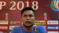 Pemain JDT, Aidil Zafuan menjawab pertanyaan wartawan pada konferensi pers di Hotel Sultan, Jakarta, Senin (09/04/2018). (Bola.com/Nick Hanoatubun)
