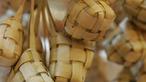 Ketupat tentu bukan makanan yang asing, karena makanan berbahan dasar beras yang dibungkus dengan anyaman daun kelapa yang masih muda ini sangat identik dengan Hari Raya Lebaran Idul Fitri. (Istimewa)