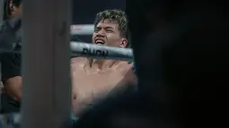 Petarung asal Malaysia, Kallens Barthez tampak kesasikan usai dijatuhkan oleh lawannya, Nelson Julianto dalam duel kelas 61 kilogram di ajang Byon Madness Vol. 4 yang digelar di Spike Air Dome, PIK 2, Jakarta, Sabtu (6/6/2026).