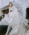 Berpose bagai cover majalah, pesona tampilan Luna Maya begitu memikat dalam balutan gaun pernikahan. [Foto: @bramsky.bramsky]