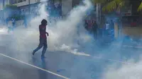 Polisi menggunakan gas air mata untuk membubarkan demonstran antipemerintah dan mahasiswa yang memprotes pembebasan pemimpin mahasiswa serta menentang privatisasi pendidikan dan kesehatan di Kolombo, Sri Lanka, Rabu (7/6/2023). (AFP)
