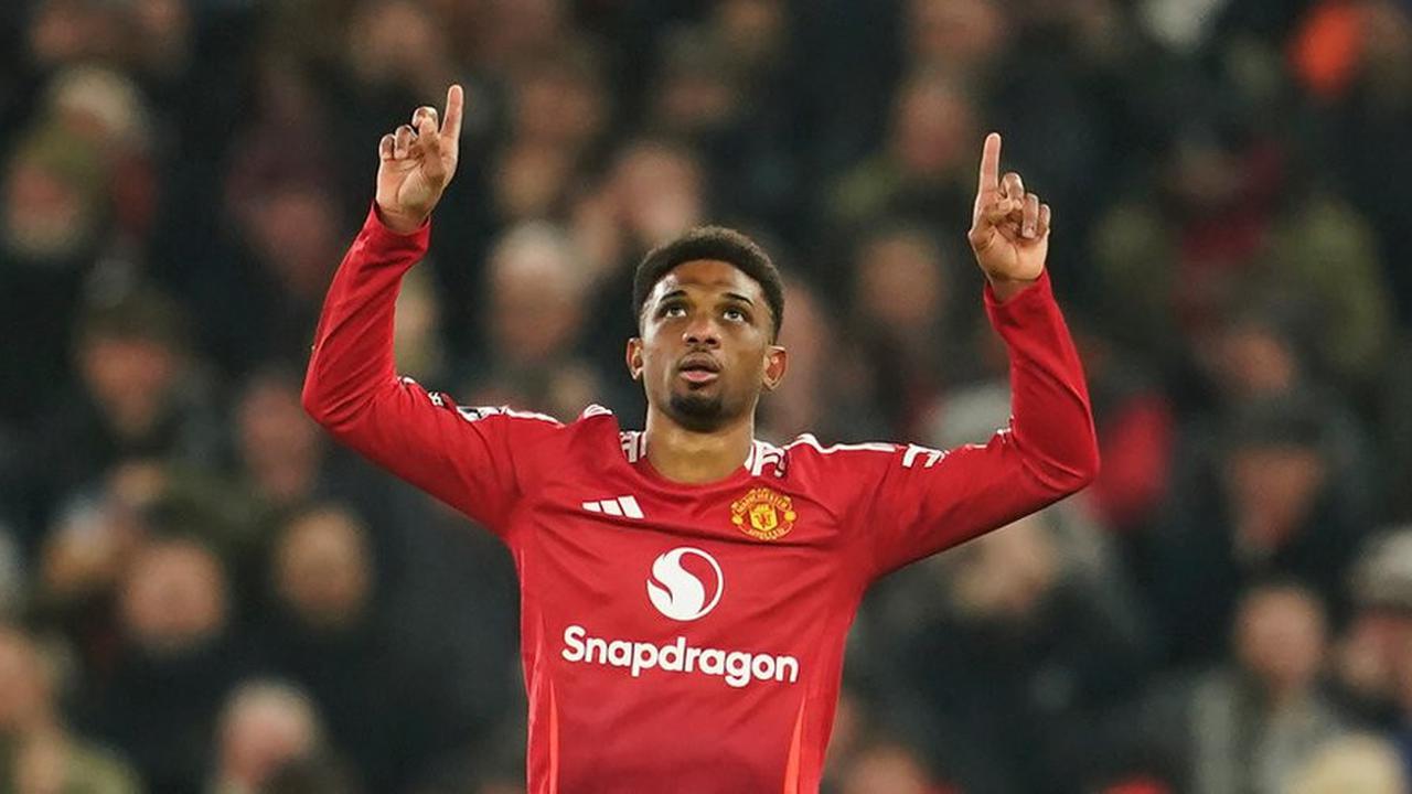 Selebrasi Amad Diallo dalam laga Premier League antara Manchester United vs Southampton, Jumat (17/1/2025). (c) AP Photo/Dave Thompson