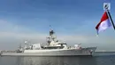Kapal perang KRI Bung Tomo 357 bersandar di Dermaga Sunda Pondok Dayung, Jakarta, Jumat (13/4). Koarmatim alih bina kapal perang KRI Bung Tomo 357 dan KRI Jhon Lie 358 untuk memperkuat jajaran satuan kapal Eskorta Koarmabar. (Merdeka.com/Imam Buhori)