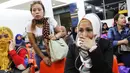 WNI menunggu verifikasi data TKI dari petugas BP3TKI Serang di Bandara Soekarno Hatta, Tangerang, Sabtu (10/06). Sebanyak 80 WNI dipulangkan terkait program Amnesti 2017 yang difasilitasi oleh KBRI Riyadh. (Liputan6.com/Fery Pradolo)