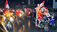 Warga melakukan konvoi dan pawai kendaraan bermotor merayakan kemenangan Belanda di babak perdelapan besar Piala Dunia 2010, di Kota Ambon, Maluku. (Antara)