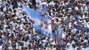 Suporter Timnas Argentina merayakan keberhasilan Lionel Messi dan kawan-kawan menjadi juara Piala Dunia di kota Buenos Aires, Selasa (20/12/2020). (AP Photo/Matilde Campodonico)