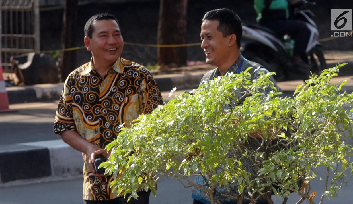 Mantan Kasatker SPAM Jambi Noftiman Nasir tersenyum usai menjalani pemeriksaan penyidik di Gedung KPK, Jakarta, Jumat (8/3). Noftiman diperiksa terkait kasus suap sejumlah proyek pembangunan SPAM TA 2017-2018 di Kementerian PUPR. (merdeka.com/dwi narwoko)