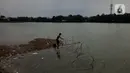 Warga memancing di perkampungan budaya betawi Setu Babakan di Jakarta Selatan, Selasa (17/3/2020). Sepinya kawasan Setu Babakan merupakan imbas dari kebijakan Pemprov DKI Jakarta yang menutup sejumlah tempat wisata sebagai upaya pencehagan covid-19. (Liputan6.com/Immanuel Antonius)