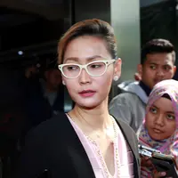 Inul datang ke Polda Metro Jaya tak dengan tangan kosong, ia menyerahkan sejumlah barang bukti terkait pernyataan Andar. (Deki Prayoga/Bintang.com)