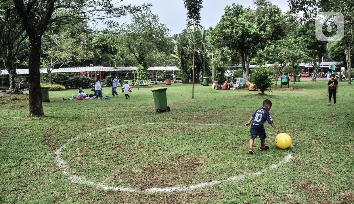 Wisatawan bermain di Taman Margasatwa Ragunan, Jakarta, Jumat (14/5/2021). Pemprov DKI Jakarta pada libur Lebaran 2021 membuka sejumlah tempat wisata, salah satunya Taman Margasatwa Ragunan. (merdeka.com/Iqbal S. Nugroho)