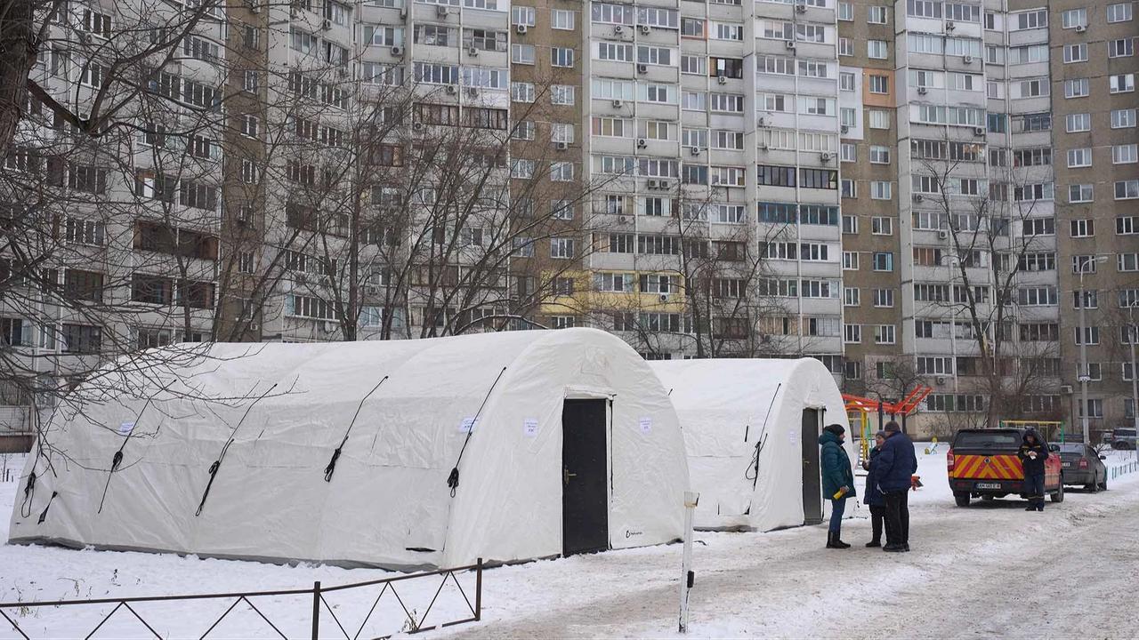 FOTO: Fasilitas Energi Diserang Rusia, Warga Kyiv Terdampak Krisis Musim Dingin