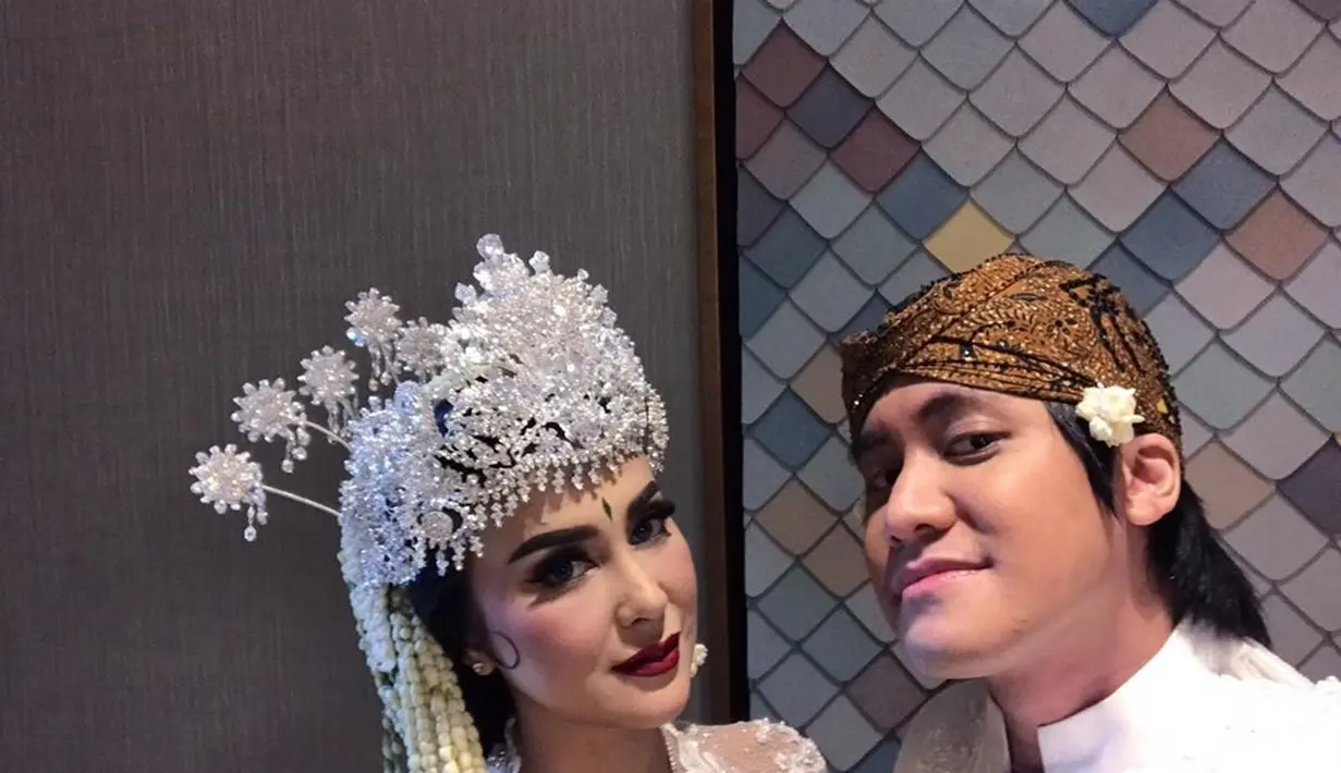 "Tadi pas ngepost alhamdulillah muji semua, maksudnya kendala selama ini orang mungkin risih liat gaya kita pacaran, kayak terbuka banget. Walaupun tetap masih sopan tapi kita kadang terbuka," ujarnya. (Instagram/kevinaprilio)