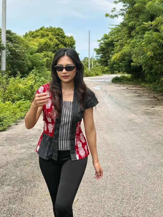 6 Gaya Sederhana Indah Permatasari Libur Lebaran di Kampung Halaman Arie Kriting, Tetap Menawan Pakai Kaus hingga Celana Pendek