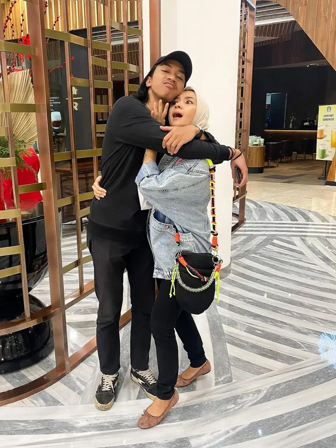 [Fimela] Enno Lerian dan Bumi Pradipa Pria Untara