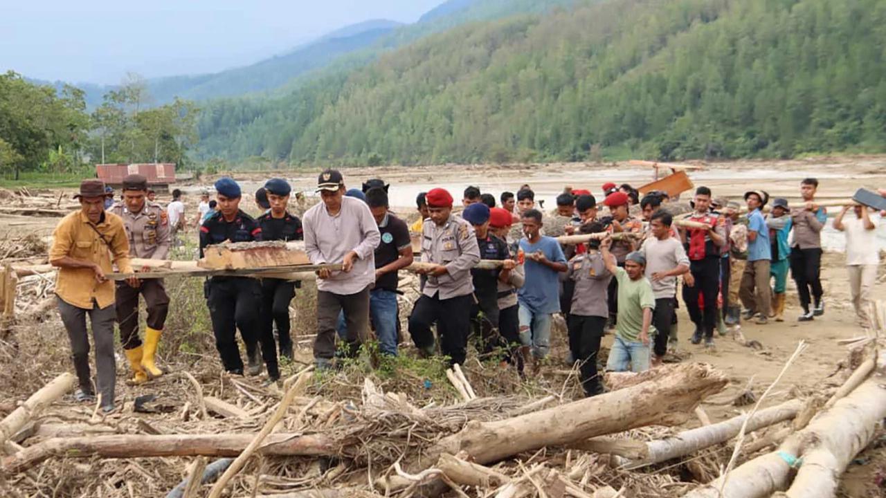 FOTO: Aparat Kepolisian dan Warga Bangun Jembatan Darurat Pasca Banjir Bandang di Rikit Gaib