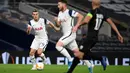 Striker Tottenham, Gareth Bale, menggiring bola saat menghadapi LASK pada laga Grup J Liga Europa 2020/2021 di Tottenham Hotspurs Stadium, Jumat (23/10/2020) dini hari WIB. Tottenham menang telak 3-0 atas LASK. (AFP/Daniel Leal-Olivas)