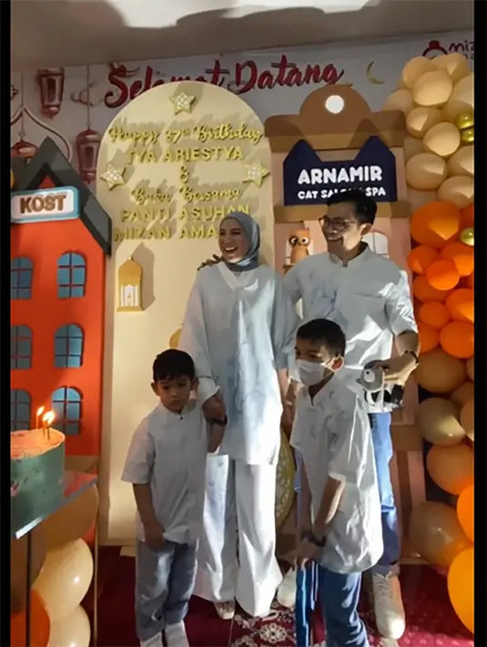 "Di surprise in hal yg paling aku pengen 💜 Cm selalu pengen main sama mereka, pengen diinget sama mereka, pengen ditungguin sama mereka, pengen disayang sama mereka,"  tulis tya_ariestya. [Instagram/tya_ariestya]