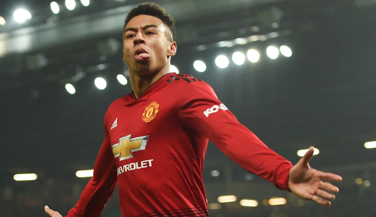 Gelandang Manchester United, Jesse Lingard berselebrasi usai mencetak gol ke gawang Arsenal pada lanjutan Liga Inggris di stadion Old Trafford (5/12). Gol Lingard ini menyelamatkan MU dari kekalahan atas Arsenal. (AFP Photo/Oli Scarff)