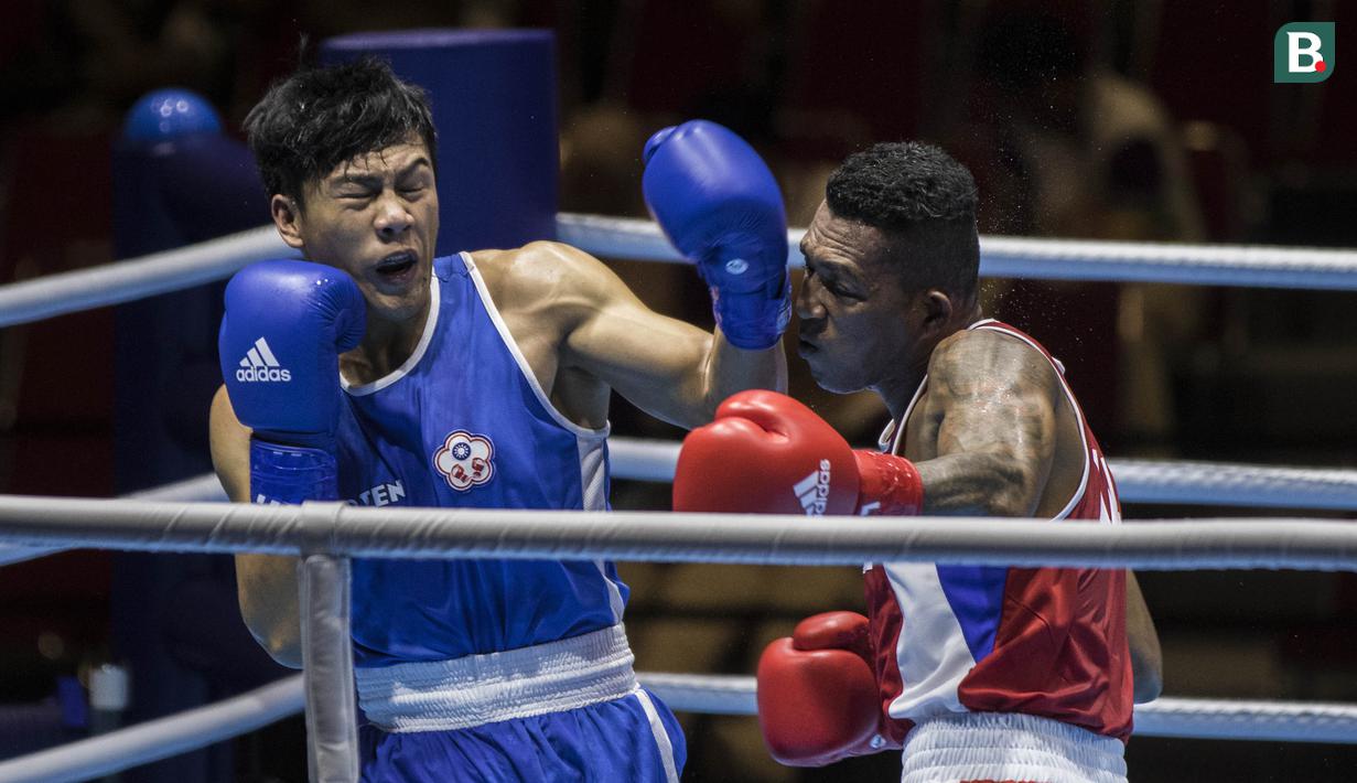 Petinju Taiwan, Chia-Wei Kan, memukul petinju Indonesia, Brama Betaubun, pada Invitation Tournament Asian Games di JiExpo Kemayoran, Jakarta, Senin (12/2/2018). Petinju Indonesia kalah 1-4 dari petinju Taiwan. (Bola.com/Vitalis Yogi Trisna)