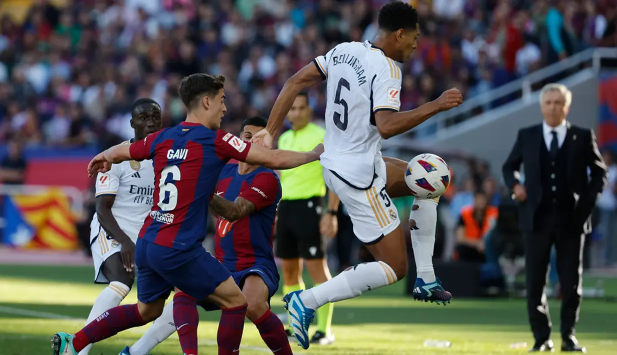 Hasil ini menandai kekalahan pertama Barcelona di LaLiga musim ini. Pasukan Xavi Hernandez pun tertahan di peringkat tiga dengan perolehan 24 angka. (AP Photo/Joan Monfort)
