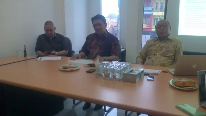 Direktur Utama PT Banten Golbal Develoment (BGD), Ricky Tampinongkol menjelaskan rencana pendirian Bank Banten.