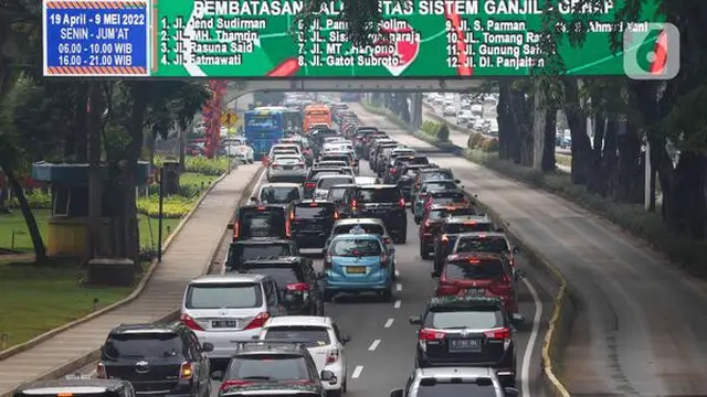 Kendaraan melintas di ruas Jalan Jenderal Sudirman, Jakarta.