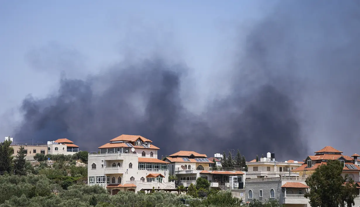 Polisi menembakkan gas air mata, peluru berujung spons, dan meriam air selama demonstrasi massal oleh Druze Arab, ledakan kekerasan yang jarang terjadi di daerah yang biasanya sepi. (AP Photo/Ohad Zwigenberg)