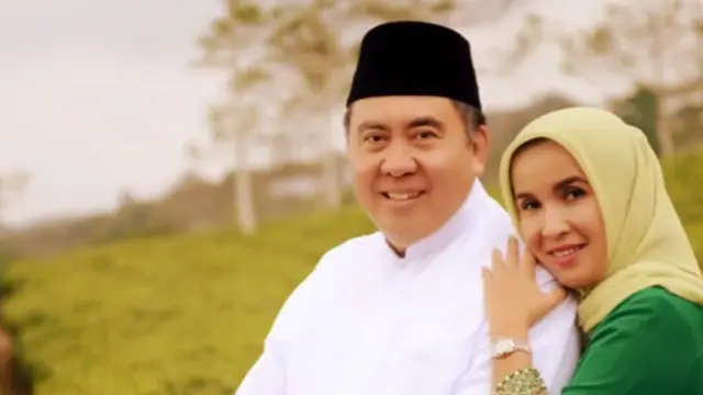 Lily Martiani Maddari kerap tampil cantik dengan gaya jilbab sederhana.
